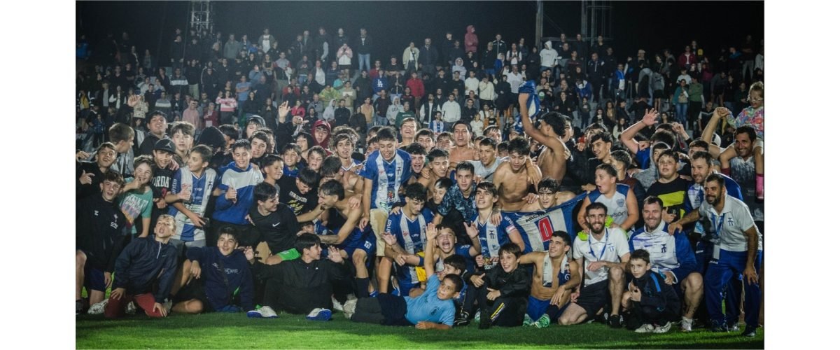 La juvenil albiazul festejó el título del campeonato del sur
